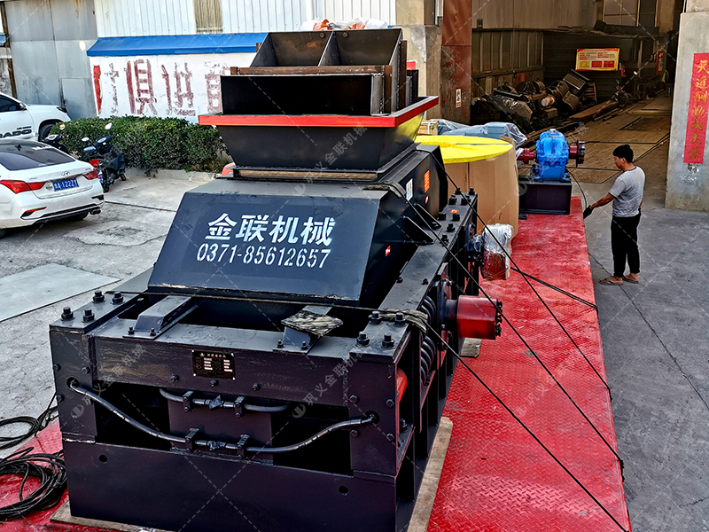 2PG1000x700型直連式液壓對輥制砂機發往新疆